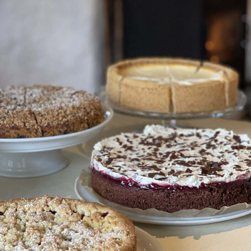 selbstgebackener Kuchen draußen genießen