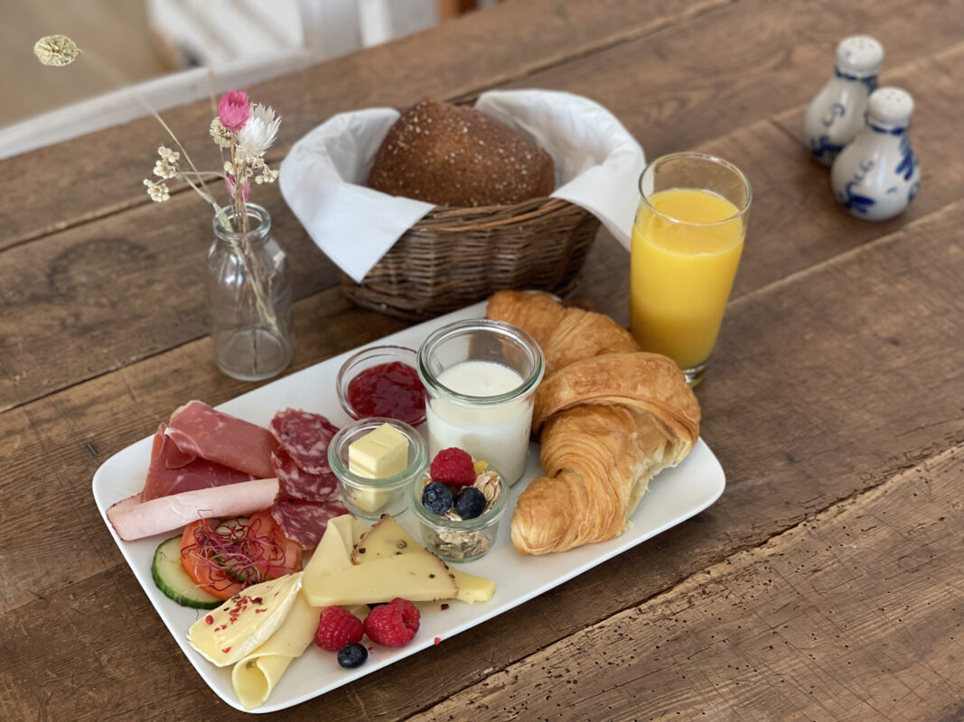 leckeres Frühstück rustikale Umgebung