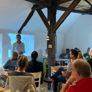 Menschen hören einem Marketing Workshop zu.